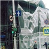 Обветшалые исторические дома в центре Красноярска прячут за баннерами