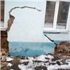 В Красноярске развалилась стена дома, который мэрия не признает аварийным