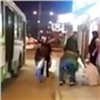 «Спрашивала, куда ему, а он плевался»: неугодного пассажира силой высадили из автобуса (видео)