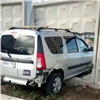 В Железногорске водитель на «Ладе» насквозь пробил бетонный забор 