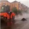 Красноярец снял на видео, как рабочие в дождь укладывали асфальт 