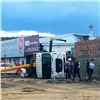 В «Емельяново» при сносе здания перевернулся автокран