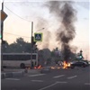 В Красноярске ДТП закончилось страшным пожаром и гибелью мотоциклиста (видео)