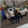 Красноярского таксиста избили за конфликт с водителем скорой (видео)