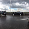 Невнимательная автоледи врезалась в попутный цементовоз на Октябрьском мосту 