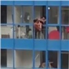 В Красноярске трое парней спасли висящего на балконе красноярца (видео)