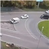 В Красноярске машина инкассаторов и таксист не поделили проезд по кольцу (видео)