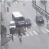 Автобус протаранил две легковушки на скользкой дороге в Красноярске (видео)
