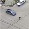 «Пешеход-терминатор»: после мощного удара автомобиля парень смог перебежать перекресток (видео)
