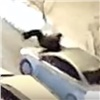 Пешеход умудрился в пробке попасть под машину (видео)