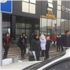 В Красноярске эвакуировали несколько торговых центров из-за звонков о минировании (видео)