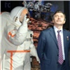 «Советую всем туда слетать»: космонавт Александр Лазуткин посетил «космическую» выставку в Красноярске
