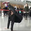 Артисты ансамбля Годенко устроили репетицию в аэропорту Парижа (видео)