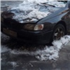 В Красноярске от упавшего с крыш снега пострадали две иномарки