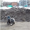 В Дивногорске коммунальщики завалили чёрным снегом двор и газоны 