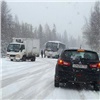Из-за снегопада полиция временно ограничила движение на трассе в сторону Хакасии