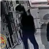 В Красноярске подросток на глазах у покупателей вскрыл кабинки в супермаркете и украл вещи (видео)