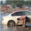 Красноярцев возмутил водитель, моющий машину на пляже (видео)