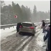 Снег заблокировал одну из красноярских трасс. Водители оказались не готовы к зиме (видео) 