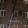 В Норильске парень поднялся к невесте в квартиру на стреле крана (видео)