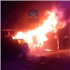 Рано утром в Красноярске случился сильный пожар в частном секторе (видео)