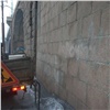 В Красноярске пескоструйной установкой почистили исторические стены от уродливых рисунков 