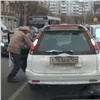 «Обиженный» водитель «Волги» избил другого автомобилиста на проезжей части (видео)