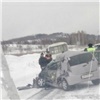 На заснеженной трассе в Красноярском крае пассажирский автобус столкнулся с двумя машинами: погибла женщина