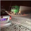 Под Красноярском фура съехала с трассы и увязла в снегу. Вытаскивали двумя грузовиками (видео) 