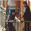 «Забираются и выбрасывают хлам»: красноярцы жалуются на принудительную уборку на своих балконах