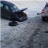 В Красноярске пикап выехал на встречку и лишился колеса после столкновения с «Ладой» 