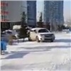 Красноярский автохам попытался спрятаться в кусты от застукавшего его человека с камерой (видео)