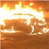 Ночью во дворе красноярского Академгородка сгорел Range Rover (видео)