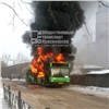«Вспыхнул моментально»: в Красноярске на остановке дотла сгорел автобус (видео)