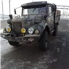Раритетный ГАЗ «выписывал кренделя» на Николаевском проспекте и согнул делиниатор после аварии (видео)