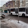 В центре Красноярска автобус врезался в иномарку и отбросил ее на пешеходов (видео)