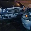 «Не хотел стоять один на светофоре»: в Красноярске Honda на красный протаранила Mercedes (видео)