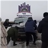 Загоревшийся на трассе под Красноярском кроссовер закидывали снегом и рубили топором (видео)