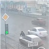 Полиция объявила розыск очевидцев ДТП с пешеходом в центре Красноярска. Водителя тоже ищут (видео)