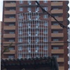 С новостройки в красноярском Студгородке сдувает каркасы балконов (видео)