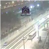 На правобережье Красноярска иномарка сбила девочку и выкинула ее под автобус (видео)
