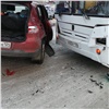 В Советском районе Красноярска автобус не пропустил иномарку и разбил ее об столб