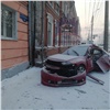 В центре Красноярска иномарку после заноса намотало на столб (видео)