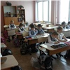 «Надоело сидеть дома»: красноярские школьники пошли учиться в сильный мороз
