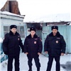 «Выстроились в цепочку и залили огонь»: полицейские спасли от огня еще один дом в Красноярском крае 