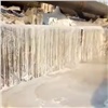 «Арт-объект готов»: на проспекте Металлургов прорвало старый трубопровод (видео)