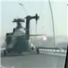 «На топливе экономят»: под Красноярском заметили грузовики с вертолетами на прицепе (видео)
