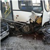 В Красноярске возле краевой больницы автобус влетел в забор и смял машины на парковке