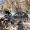 В Красноярске иномарку вышвырнуло на тротуар после столкновения со столбом. Водитель погиб