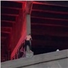 «Слабоумие или отвага?»: красноярцы обсуждают прыжок полуголого парня с Коммунального моста (видео)